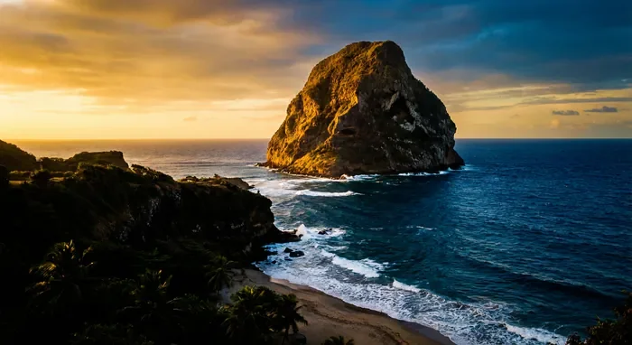 Visiter Martinique 10 jours : Itinéraire 2026 - 10 jours en Martinique : Le Guide Ultime - Comment visiter la Martinique en 10j ? Le Rocher du Diamant en Martinique sous une lumière dorée de fin de journée